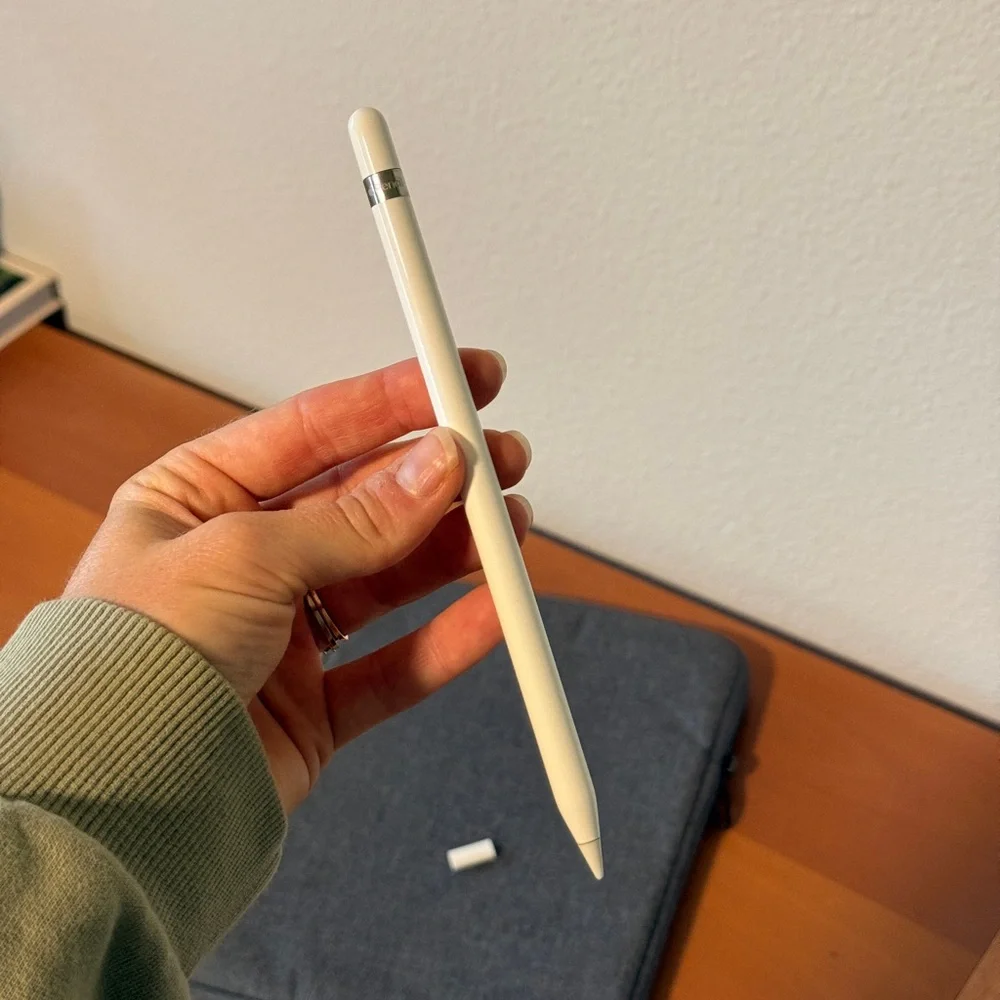 7th Gen Apple iPad - includes Pencil, Case, Charger & Headphones - Picture 6 of 8